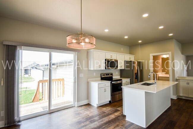 Building Photo - Modern Style Ranch, 3 bedroom 2.5 bath hom...
