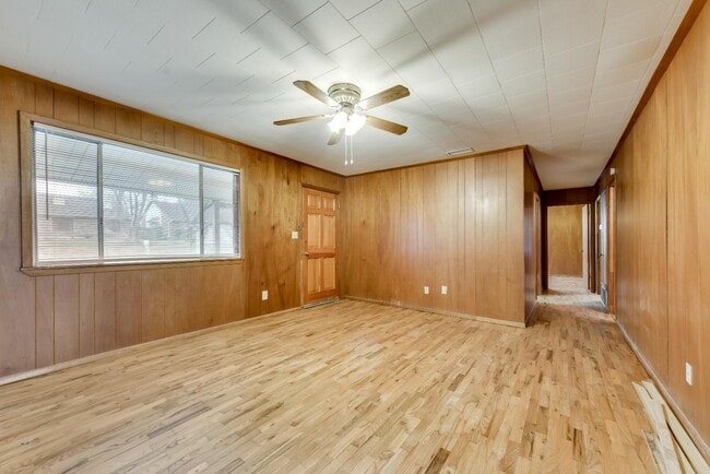 Building Photo - 223 E Kingsbridge Dr