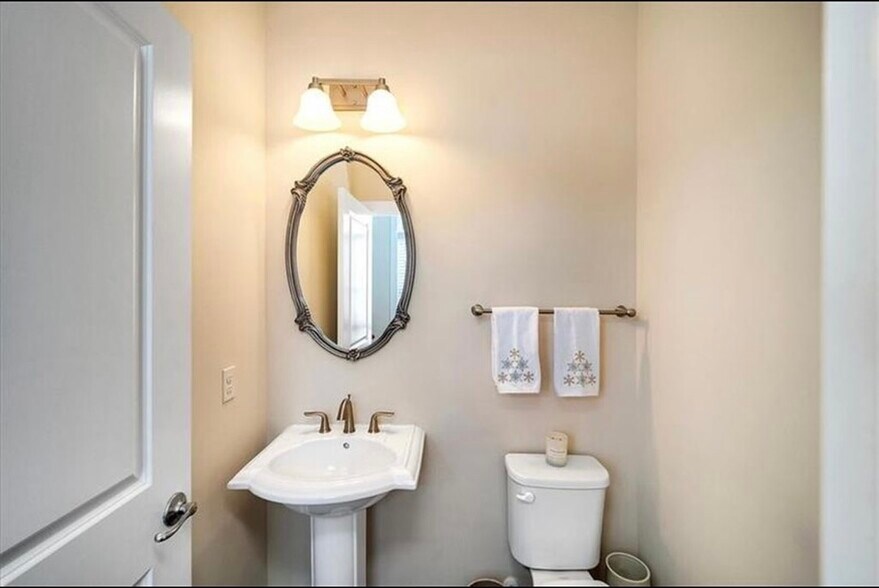 Building Photo - 323 Osona Ln