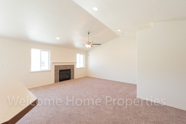 Building Photo - Beautiful Home
