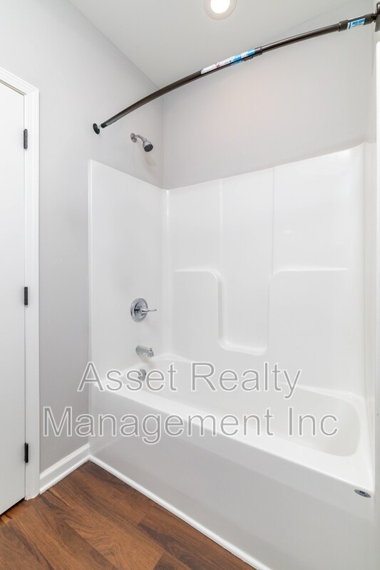 Building Photo - 619 Midlake Dr NE