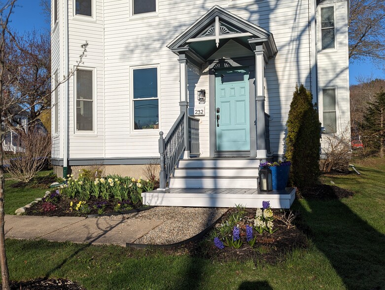 Front of House - 232 Broadway