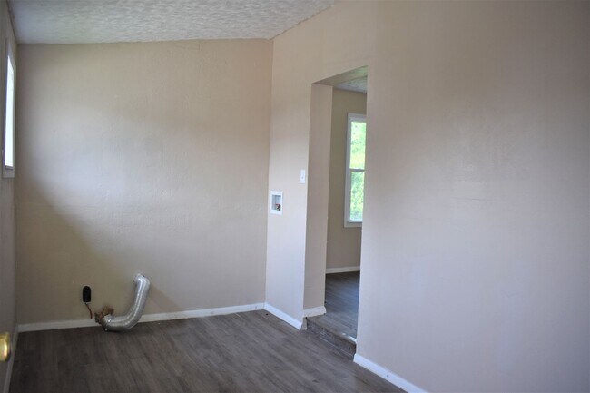 Building Photo - LEASE PENDING AS OF 05/06/2025: Lovely 3 b...