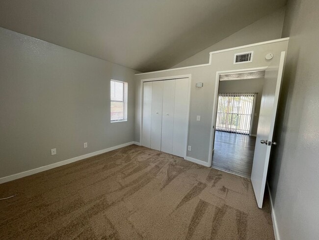 Building Photo - Lovely 2 Bedroom 2 Bath with Fireplace!