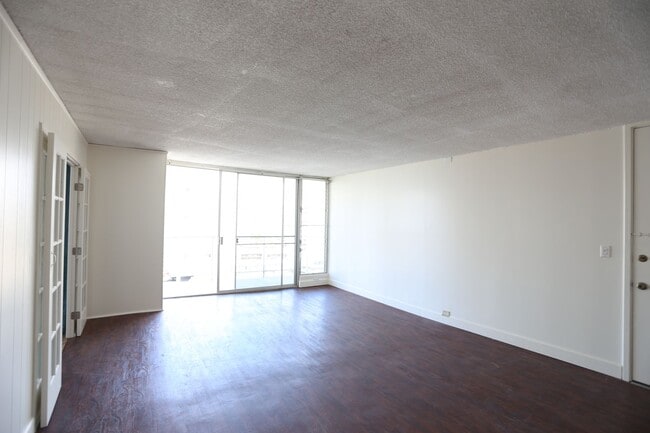 Building Photo - Liliuokalani Plaza – 2 bedroom, 2 bath wit...