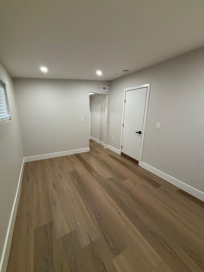 Building Photo - Fully Remodeled 3-Bedroom + Den Home for R...