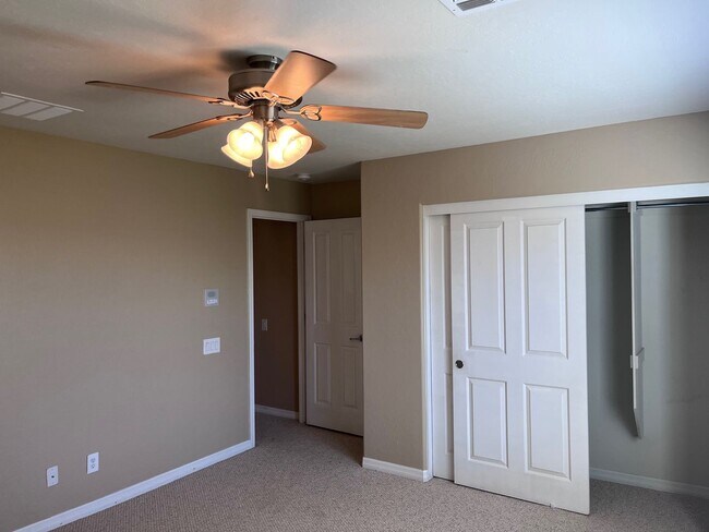 Building Photo - Wonderful 4-Bedroom Home with Loft & Den i...