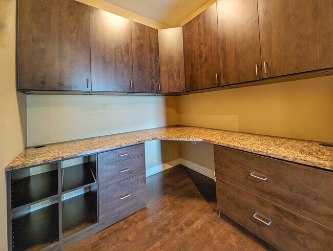 Building Photo - 100 E 14th St