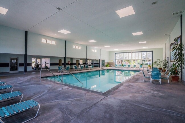 Building Photo - Spacious 3 + 2 Ocean View Condo - Prime Corner Location.