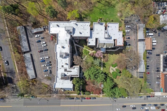 Building Photo - 100 E Palisade Ave