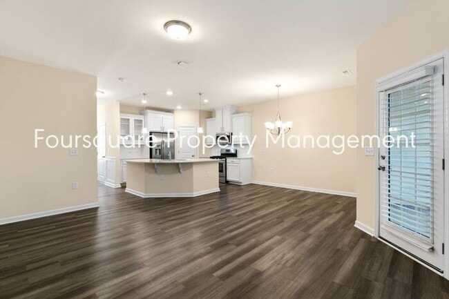 Building Photo - Townhome| Screened -In Back Porch |One Car...