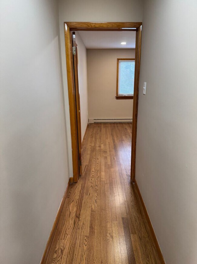 Building Photo - Stunning 3-bedroom, 3-bathroom single family home