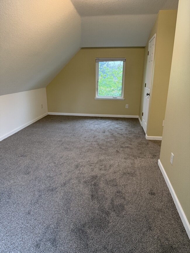 Building Photo - 6102 SE 85th Ave