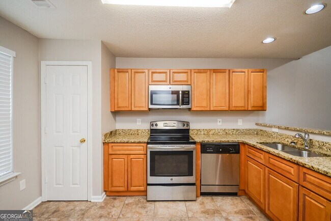 Building Photo - 135 Lakeside Cir