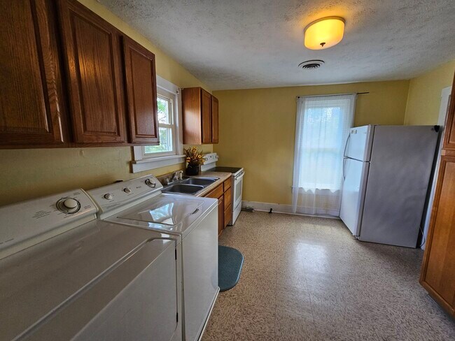 Building Photo - 528 N Madriver St