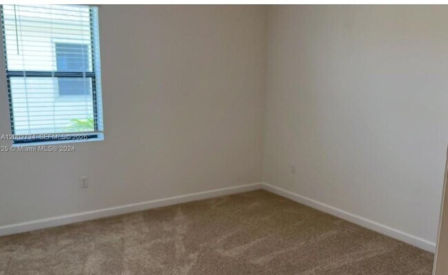 Building Photo - 606 SW 12th St