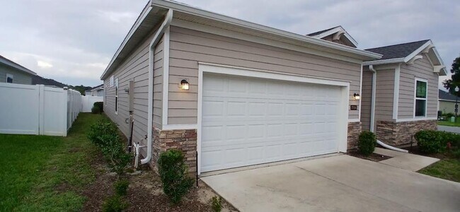 Building Photo - 7898 SW 74th Lp