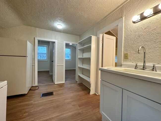 Building Photo - 1208-1210 Pine St