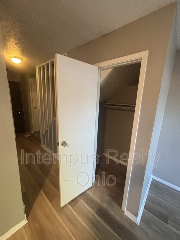 Building Photo - 10 King Arthur Ct