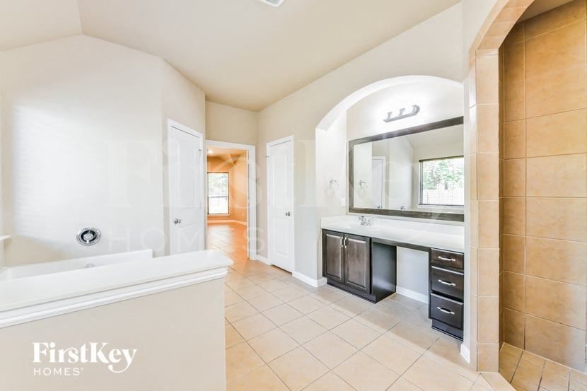 Building Photo - 649 Bent Oak Dr