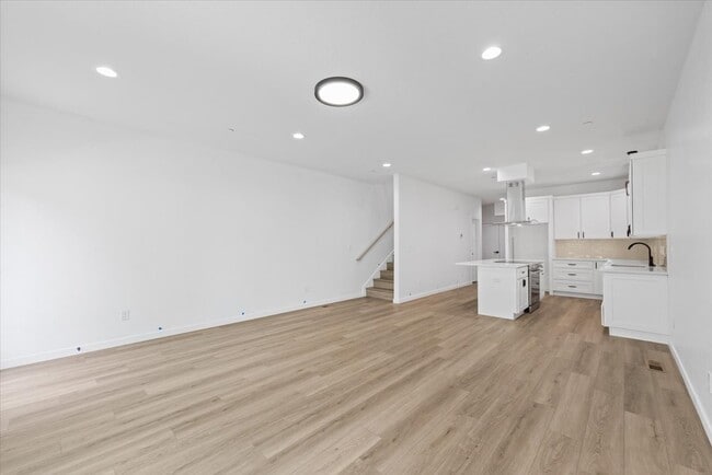 Building Photo - 2015 W 9th Ave