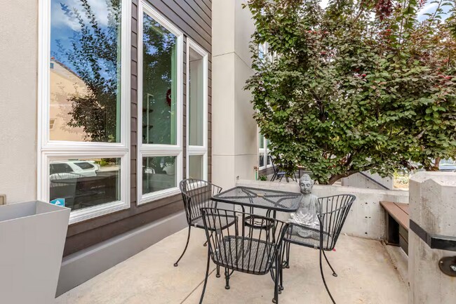 Building Photo - 2824 W Parkside Pl