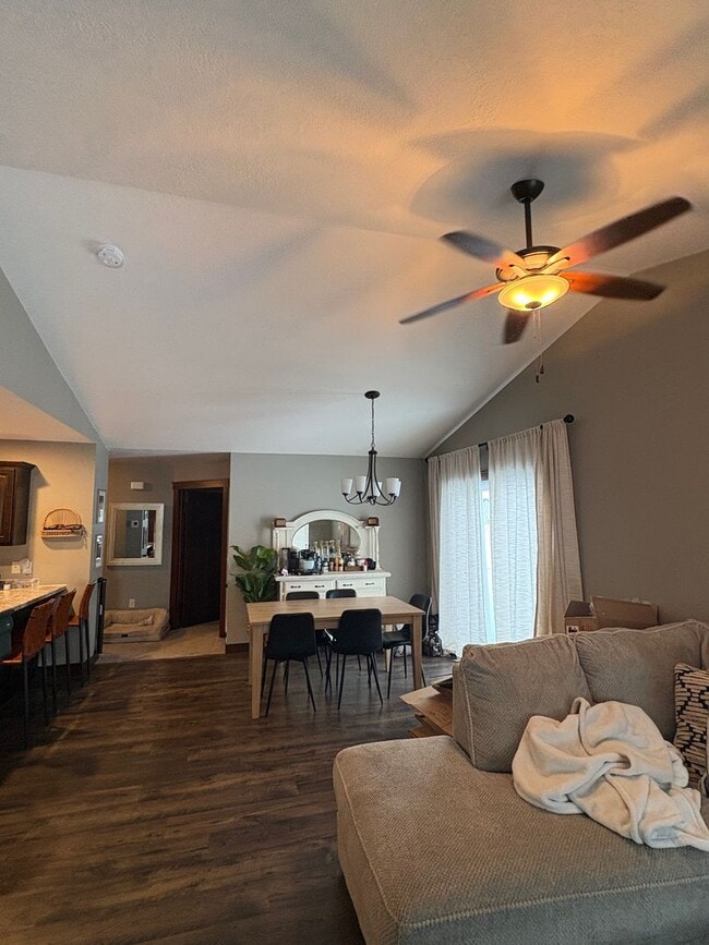 Building Photo - 812 Daisy Ln