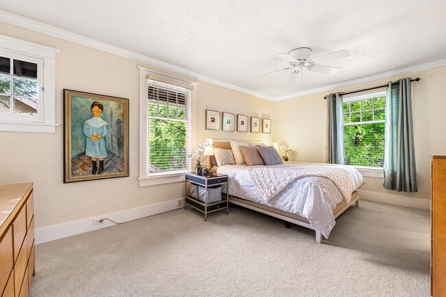 Building Photo - LOCATION LOCATION!! Stunning home located ...
