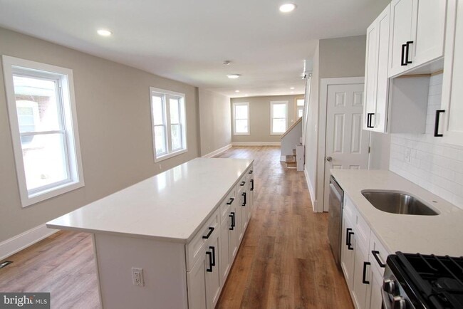 Building Photo - 17 W 4th St