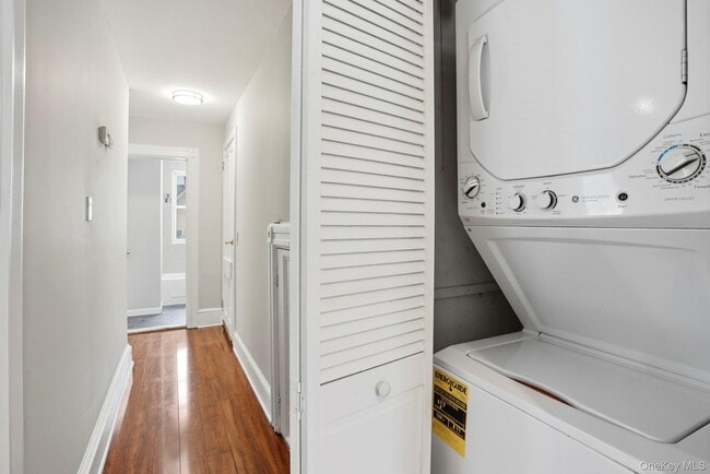 Building Photo - 123 S Broadway