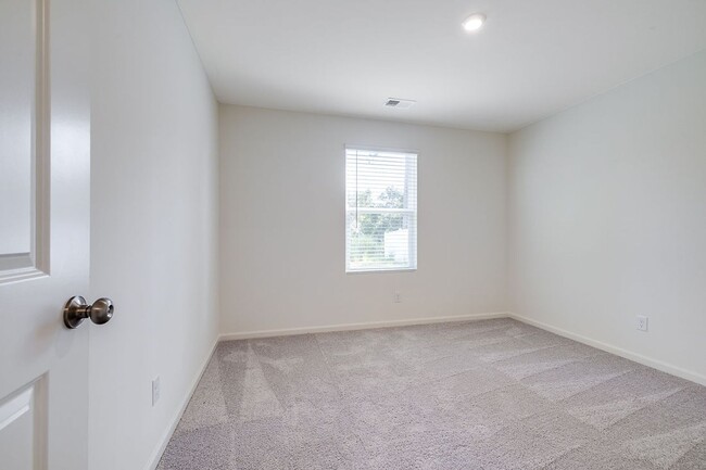 Building Photo - Brand New Construction! 5 Bedroom, 3 Bathr...