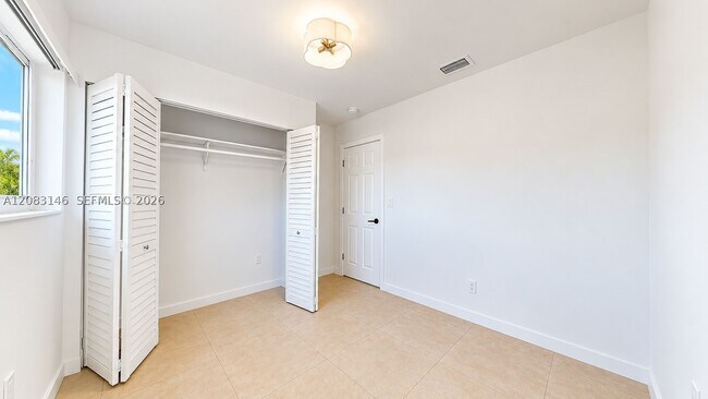 Building Photo - 3558 SW 26th St