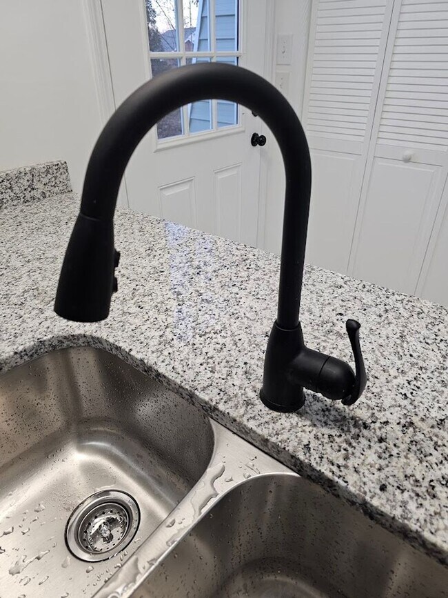 Building Photo - 71 Westgate Cir