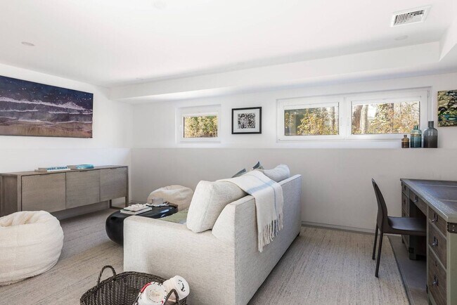 Building Photo - 32 Island View Dr W