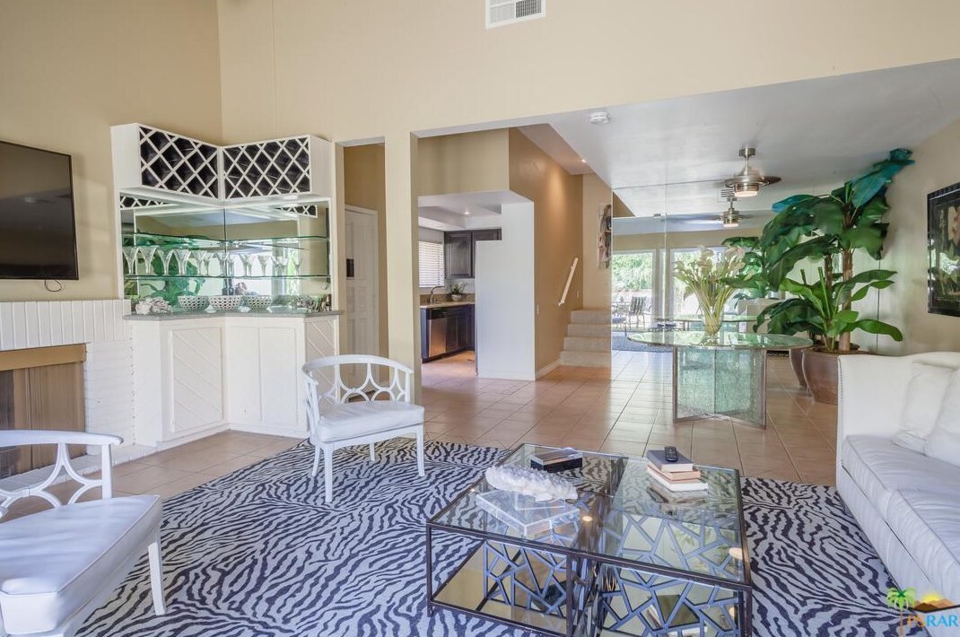 Building Photo - 2600 S Palm Canyon Dr