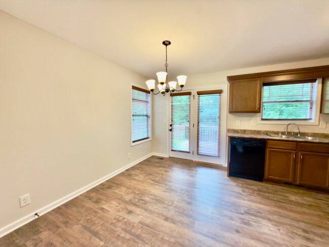 Building Photo - 638 Hidden Valley Dr