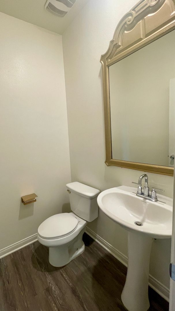 Building Photo - 3 Bdrm, 2.5 Ba Townhouse w/2 Car Attached Garage Available For Rent