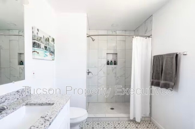 Building Photo - 5855 E 3rd St