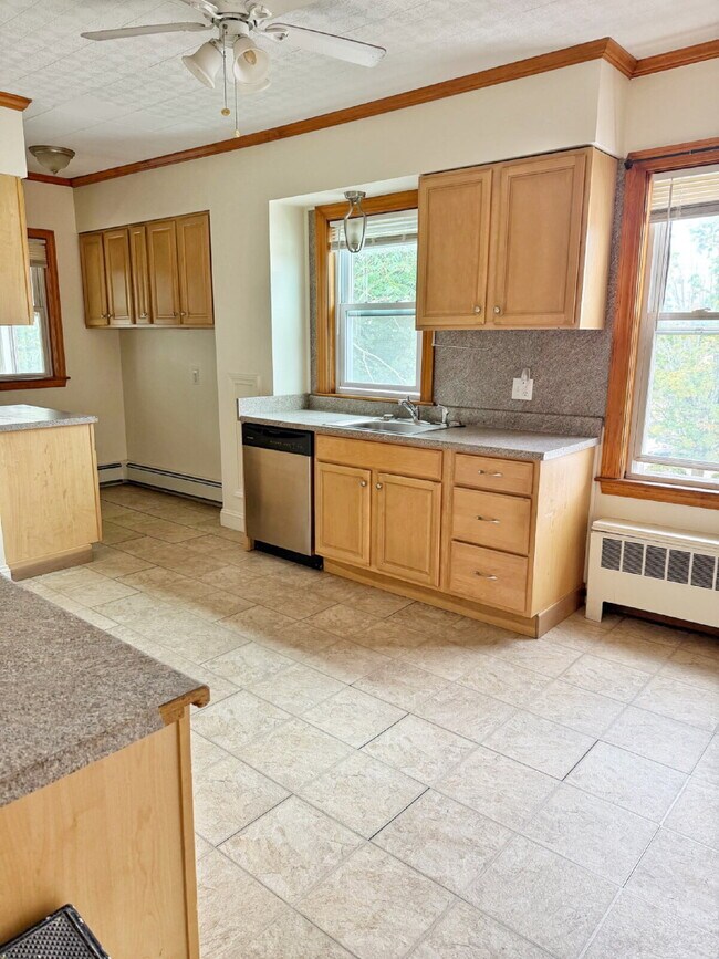 Building Photo - Spacious 2 Bedroom, 1 bath in prime Quincy location!