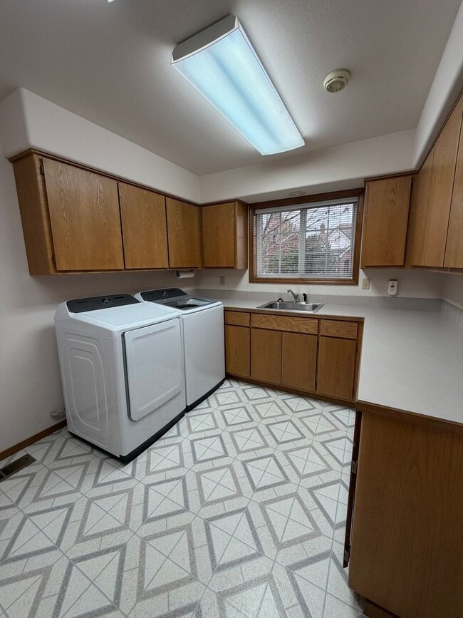 Building Photo - Beautiful Craftsman Style Rambler Must See!!