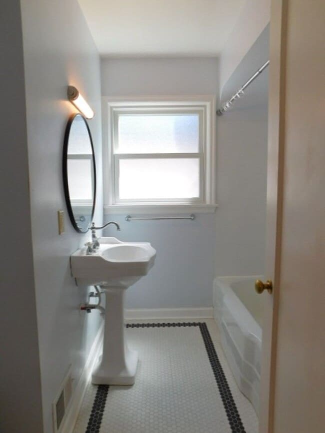 Building Photo - 3Bd/1Ba Two Story House w/ Basement - Avai...