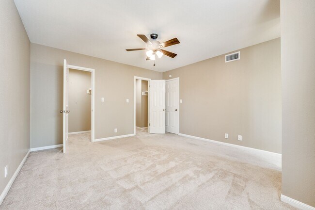 Building Photo - UPDATED 2-BEDROOM TOWNHOME IN MIDTOWN