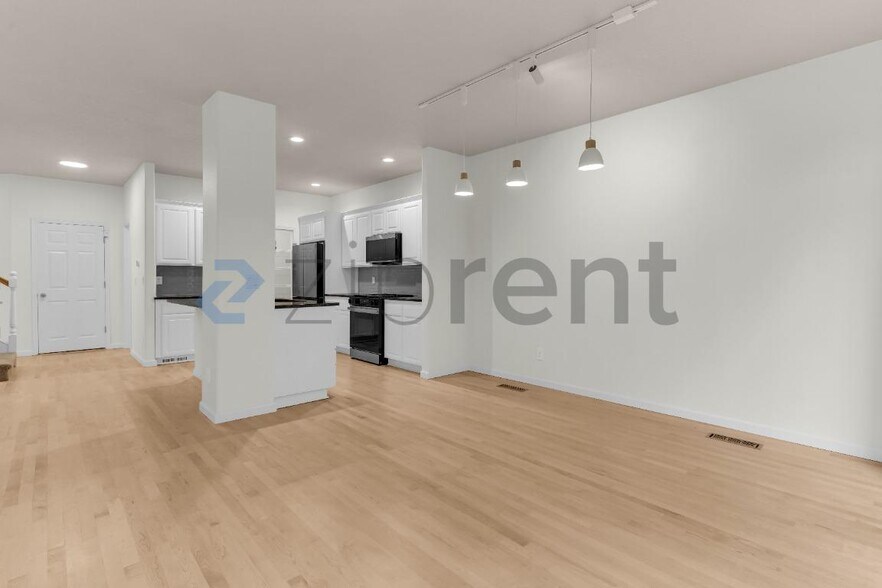 Building Photo - Unit