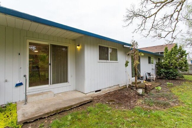 Building Photo - 1 Bed / Bath Available soon! Washer/Dryer in unit!