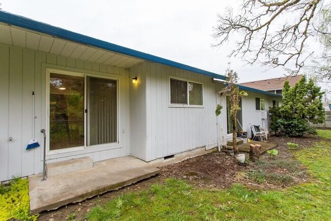 Building Photo - 2 bedroom with washer and dryer!! Pets OK!...