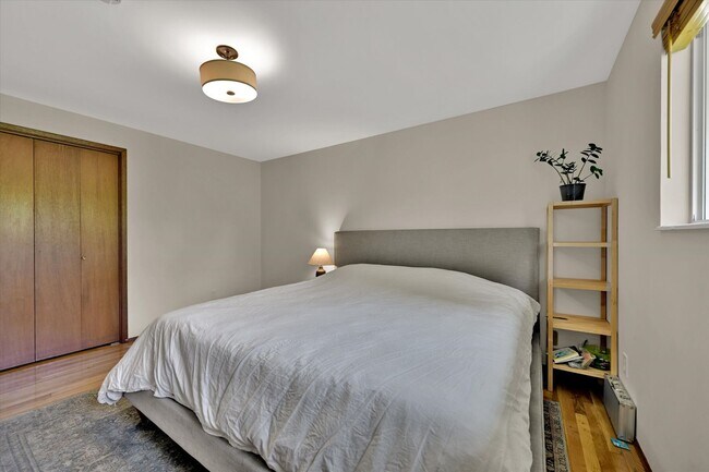 Building Photo - 7/1 Kent East Hill 4 bedroom rambler with ...