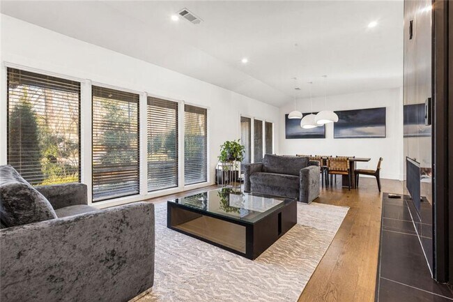 Building Photo - 915 Lost Forest Dr NW