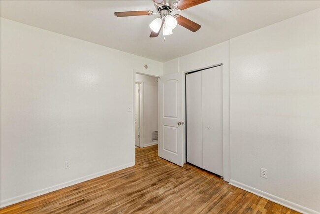 Building Photo - 109 S Chapel Dr