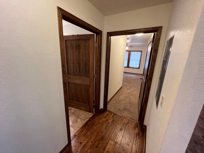 Building Photo - 409 S Broadway Ave