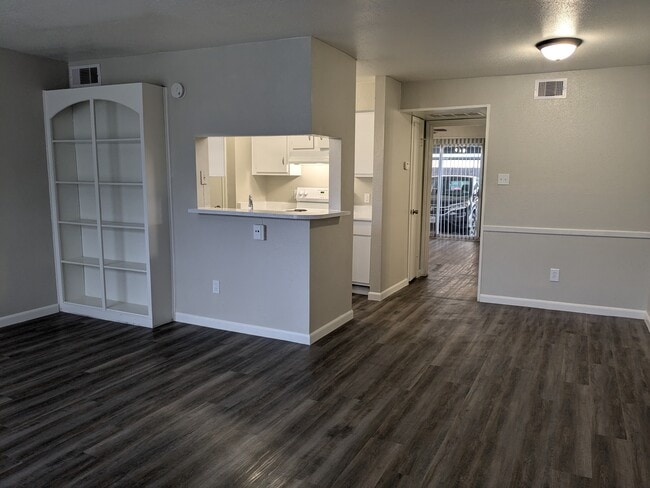 Building Photo - Pine Arbor